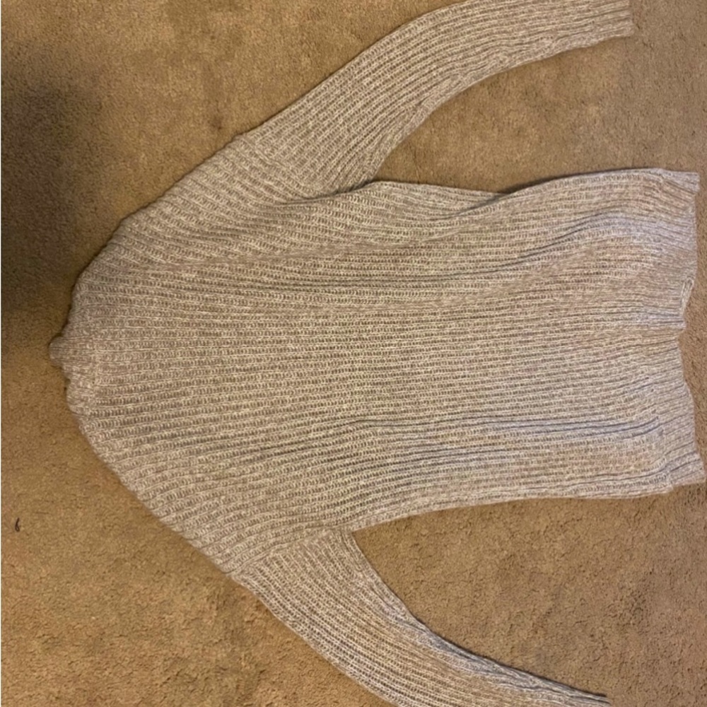 I’m selling a comfortable cardigan it’s size xs